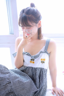 体育课女生做深蹲男生做俯卧撑
